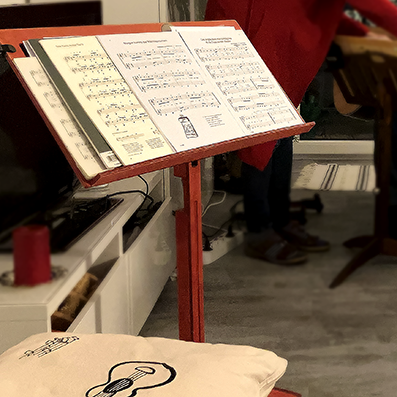 Ein Notenständer mit Notenblättern