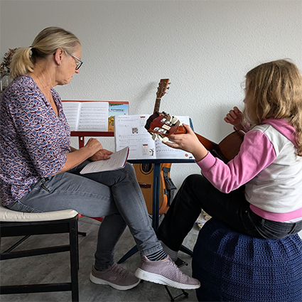 Gitarrenunterricht mit einem Kind