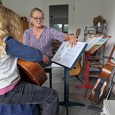 ein Kind im Gitarrenunterricht